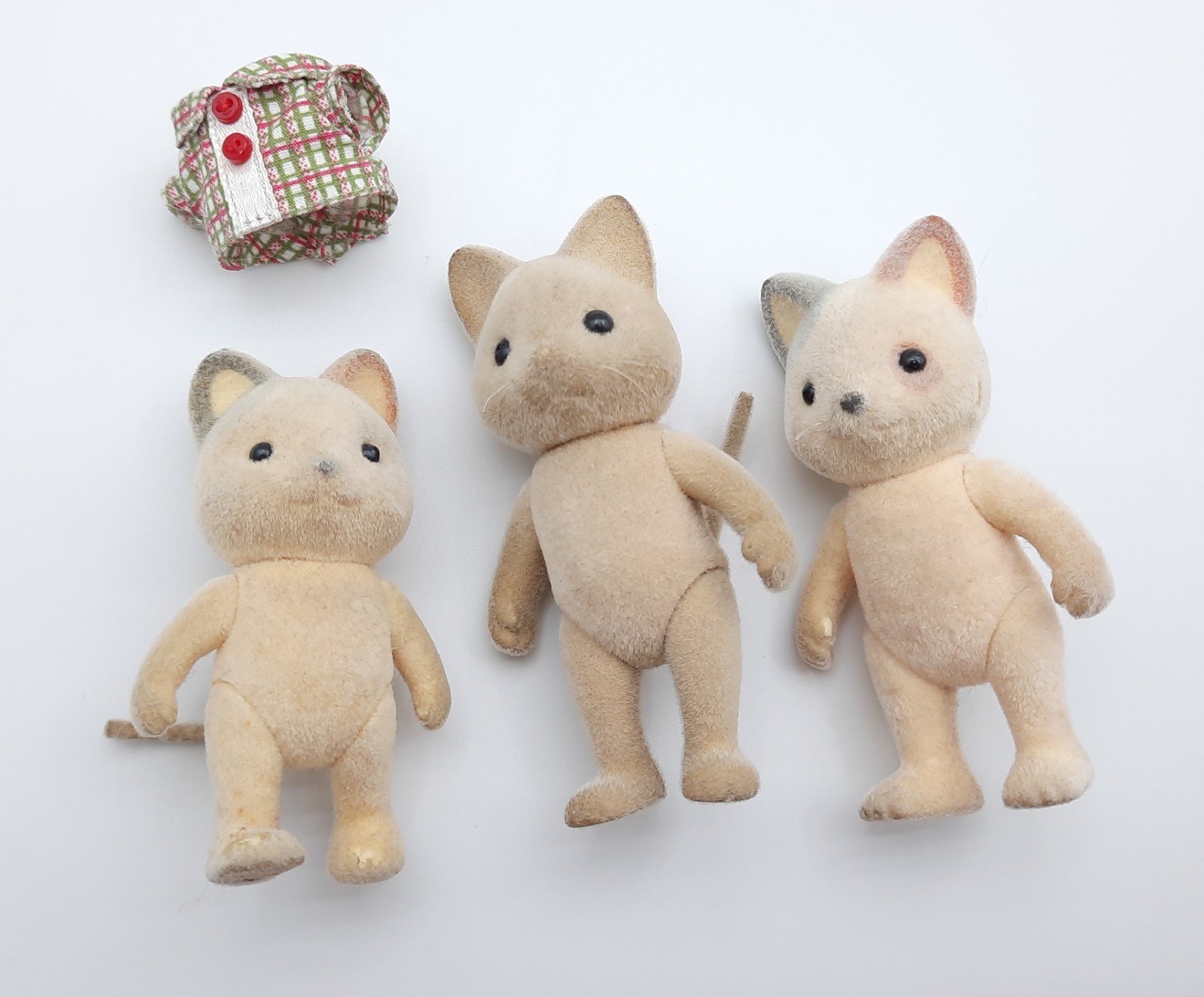 Sylvanian Families Calico Critters Cat family lot of 3 figures vintage