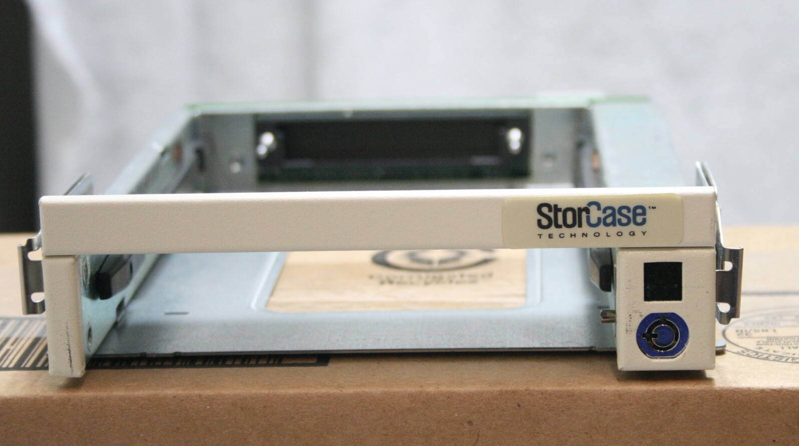 StorCase DE100I-RA100 Removable Ultra ATA/100 Drive Enclosure DE100I-RA100