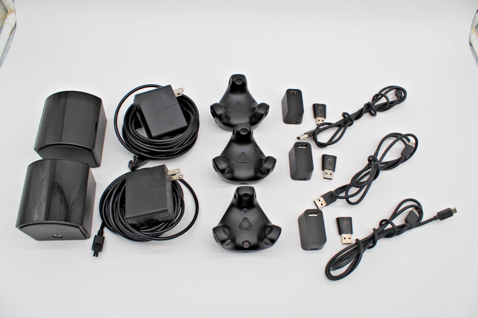 3x HTC VIVE Tracker 3.0 | 2x 2.0 Base Stations | VRChat Full Body Tracking