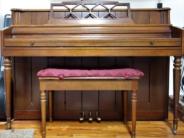 Wurlitzer Piano Good Condition Vintage Upright Piano with matching Bench