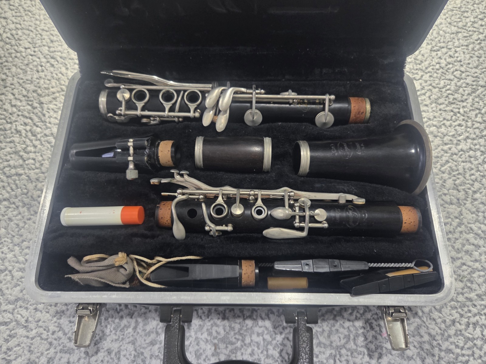 Selmer Signet 100 Wood Clarinet with Case set
