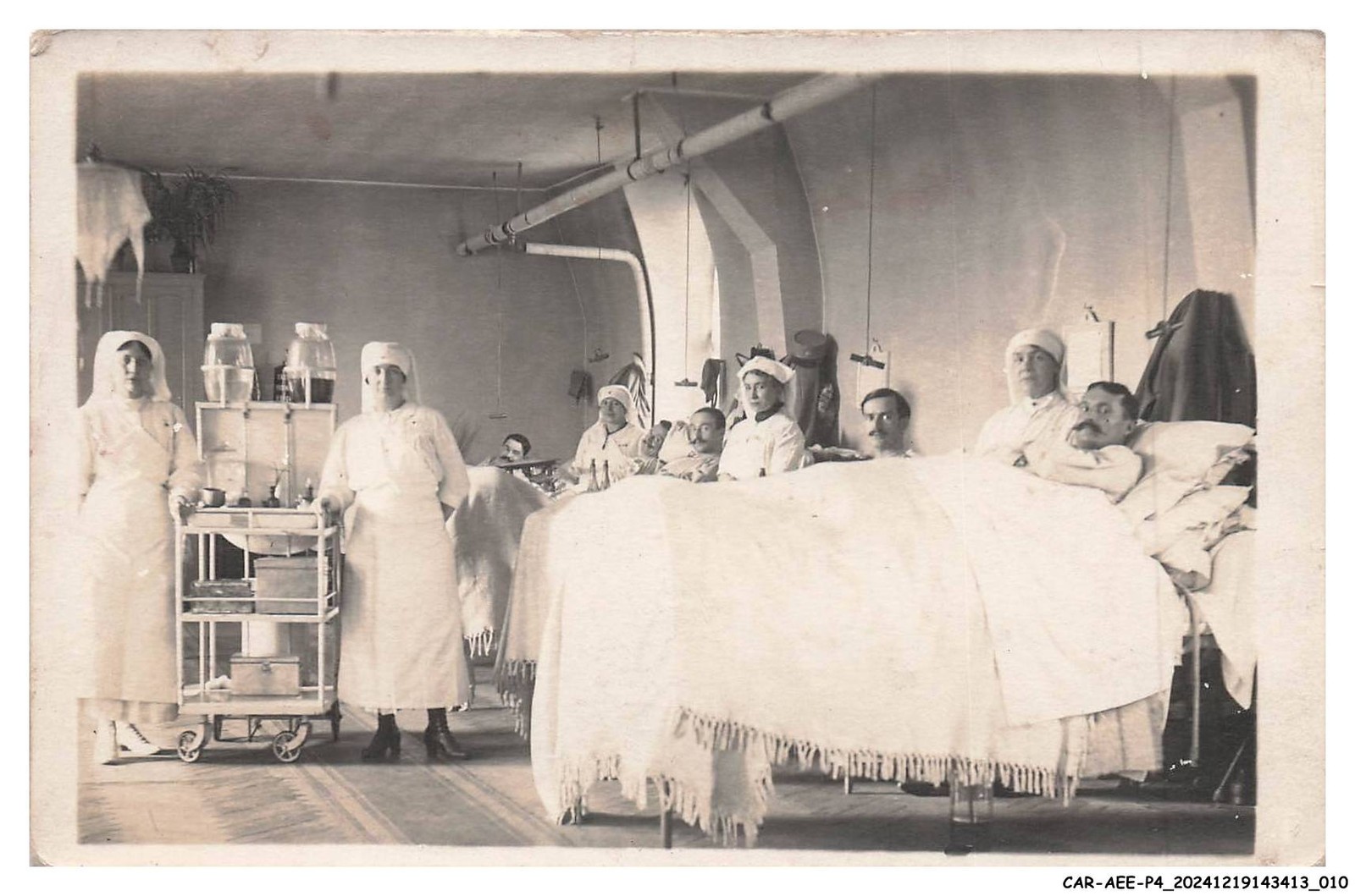 CAR-AEEP4-0205-MILITAIRE - Groupe De Person IN A Room