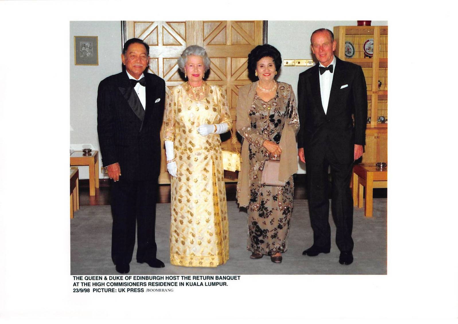 Press Photo. MLE10642. Approximately 30X20 CM. 1998. Queen Elizabeth Of England.