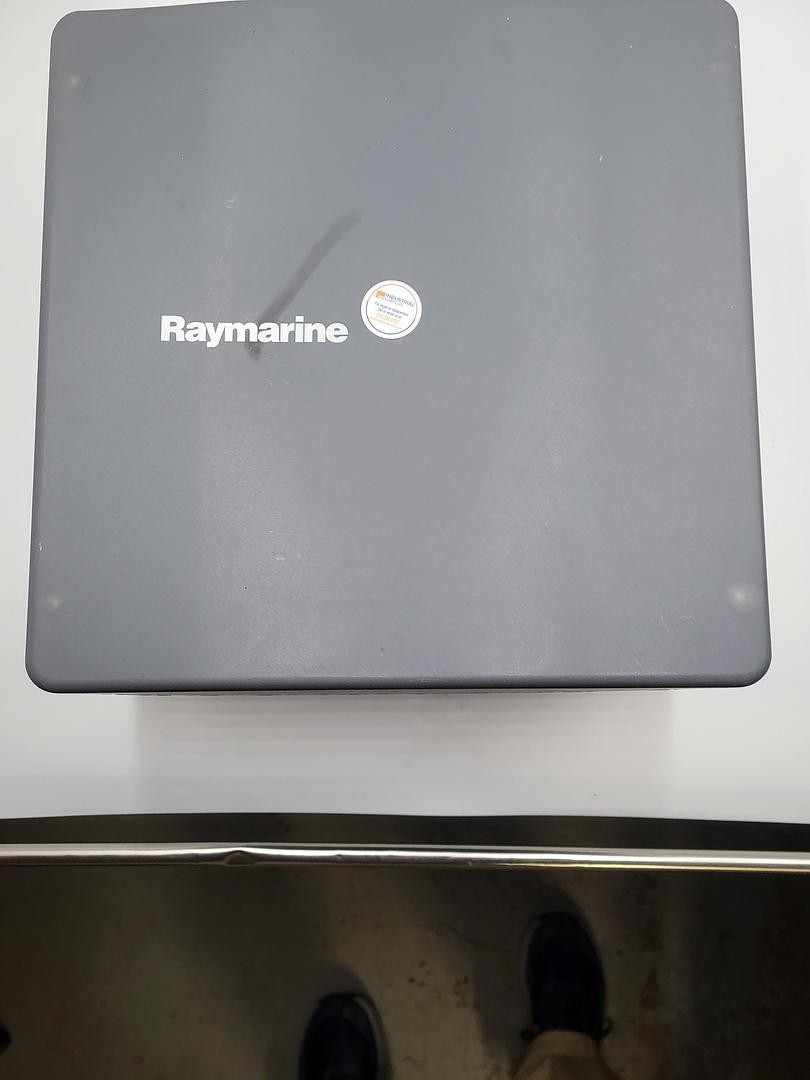 Raymarine L1250P Fishfinder with cover