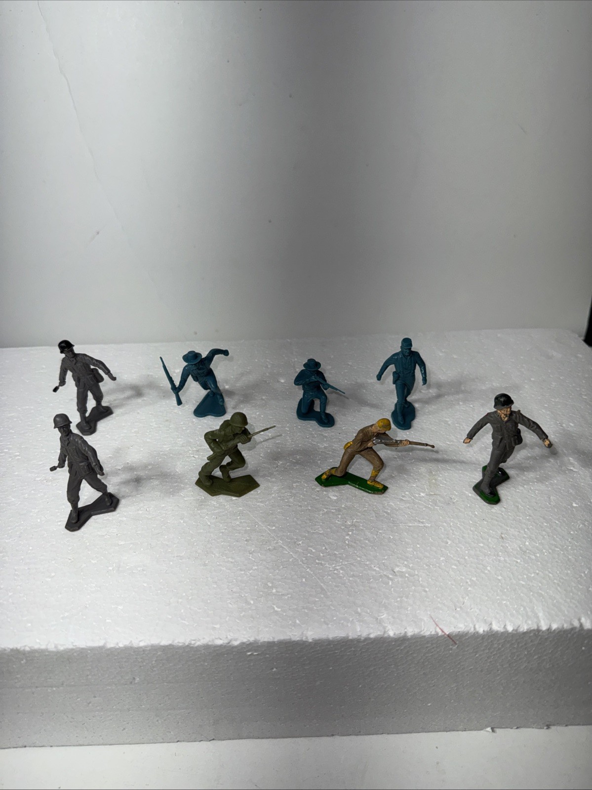 Louis Marx Toy Soldiers Lot Of 8 Blue Green Gray