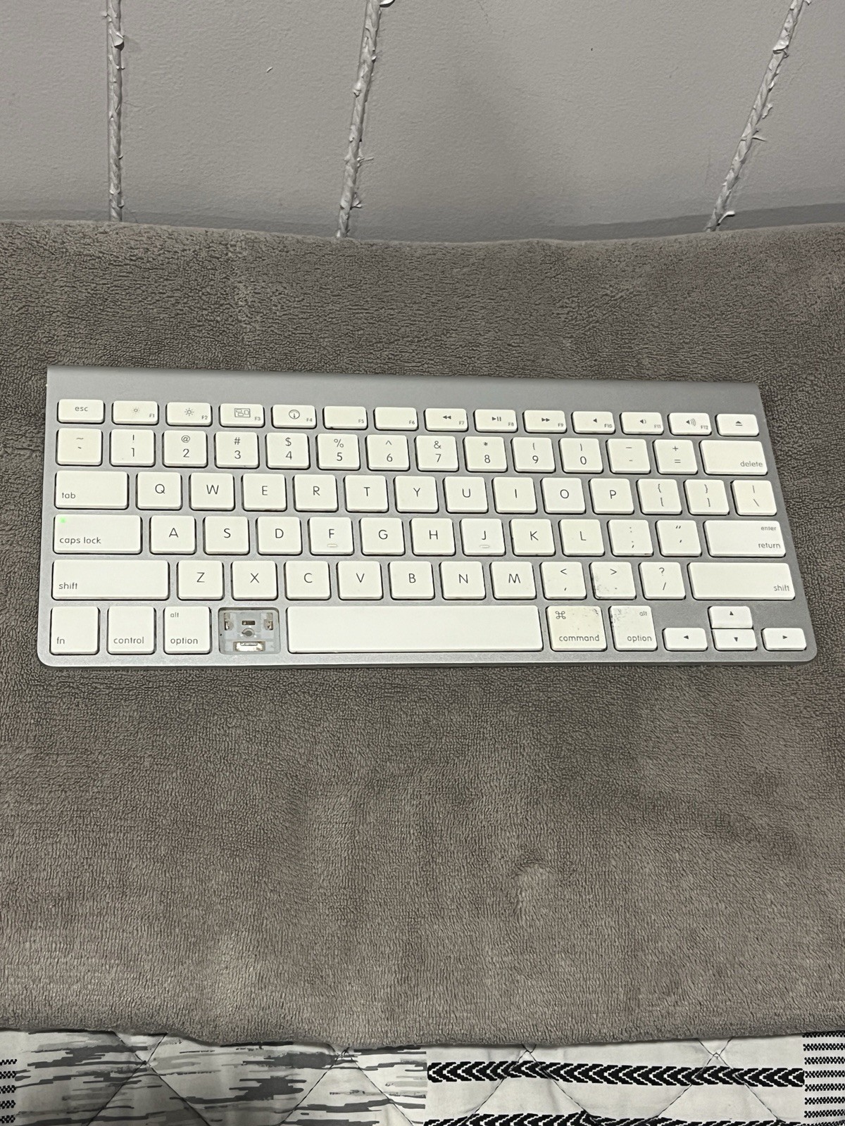 Apple Magic Wireless Bluetooth Keyboard Model: A1255 - For Parts Missing 1 Key