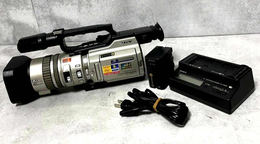 Sony DCR-VX2000 Digital Handycam Camcorder 3CCD MiniDV  SR2/57 POWER ON only