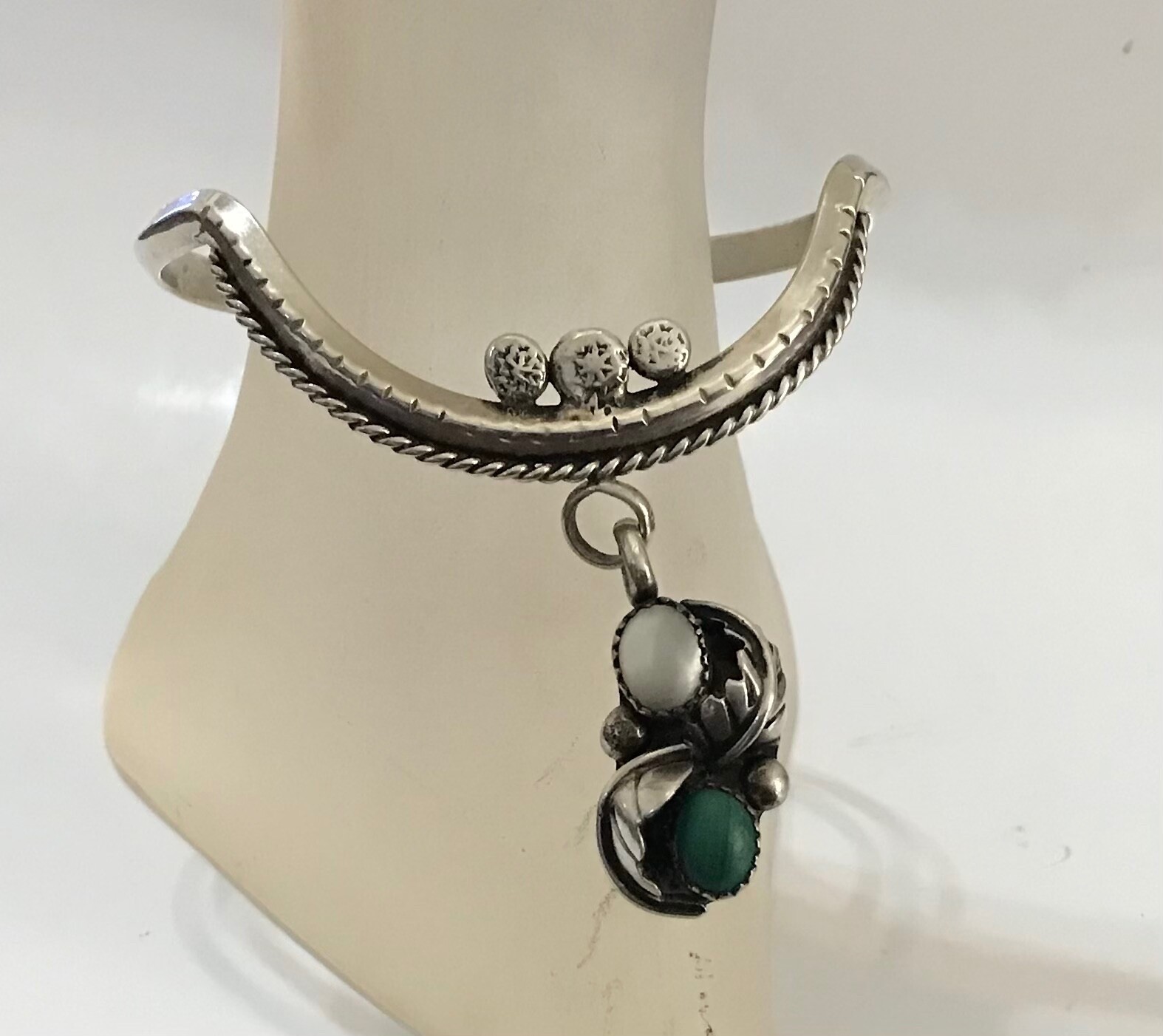 VTG Native American Sterling Silver w/Mother-of-Pearl & Malachite Cuff Bracelet