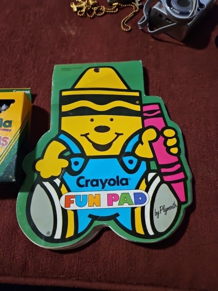 VINTAGE 1999 Crayola Crayons 24 W/ RETIRED Dandelion & Fun Pad