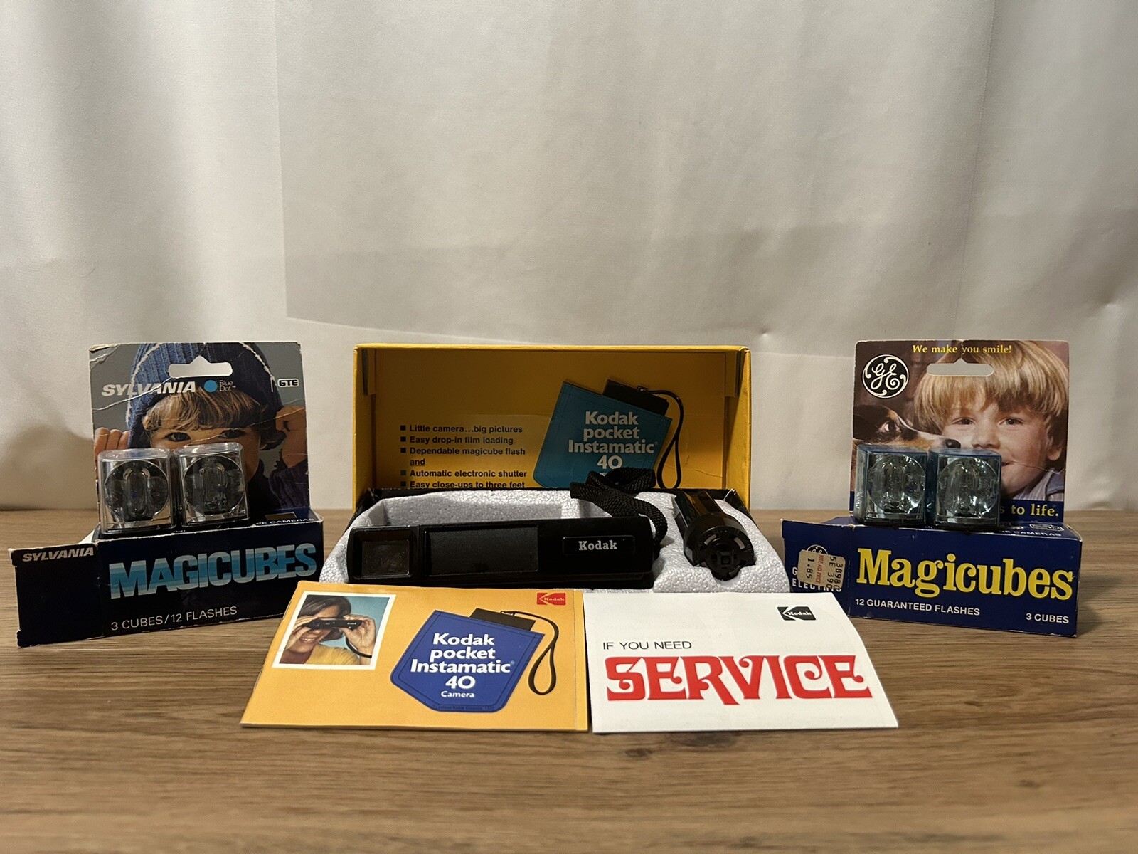 Vintage  KODAK POCKET INSTAMATIC 40 Camera W/ ORIGINAL Box & Magiccubes Untested