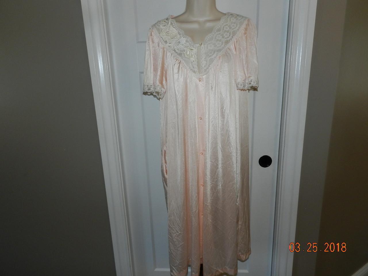 Val Mode Robe Vintage Shimmery Peach ivory lace Applique Short Sleeve Medium