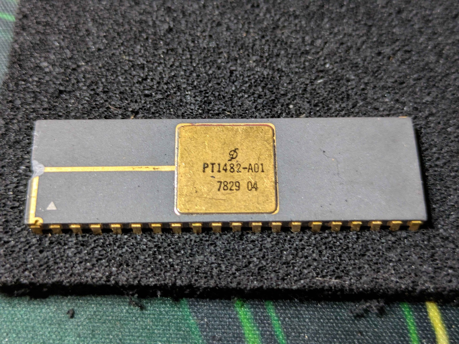 [New Old Stock/NOS] PT1482-A01 - Ceramic Package with Gold Pins