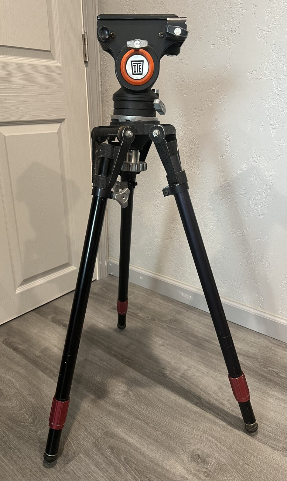 Vintage ITE Tripod with 100mm Ball-Mount Fluid Head READ DISCRIPTION