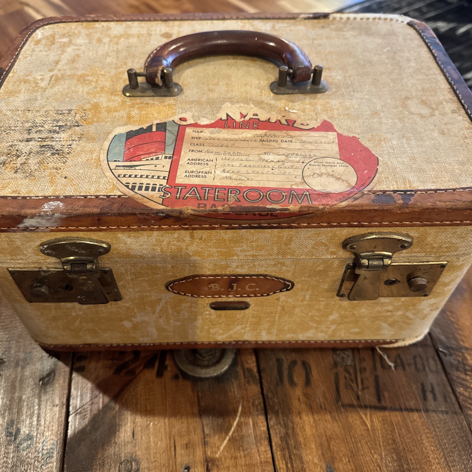 Vintage Train Case Luggage/makeup. 14”-10”-7”