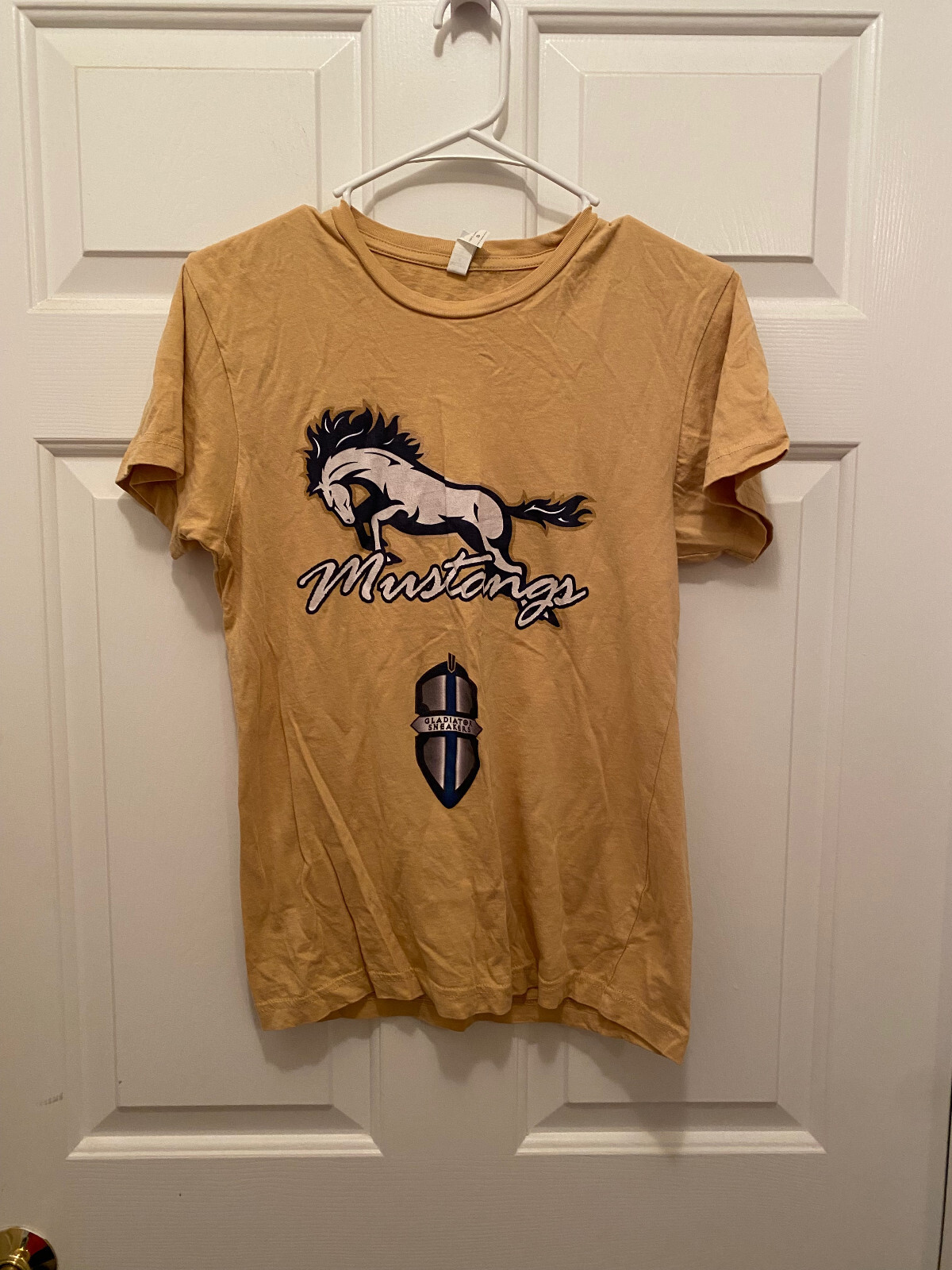 Swagger Apple TV Show Cedar Cove Prep Mustangs Prop Worn Gold T-Shirt XL (1)