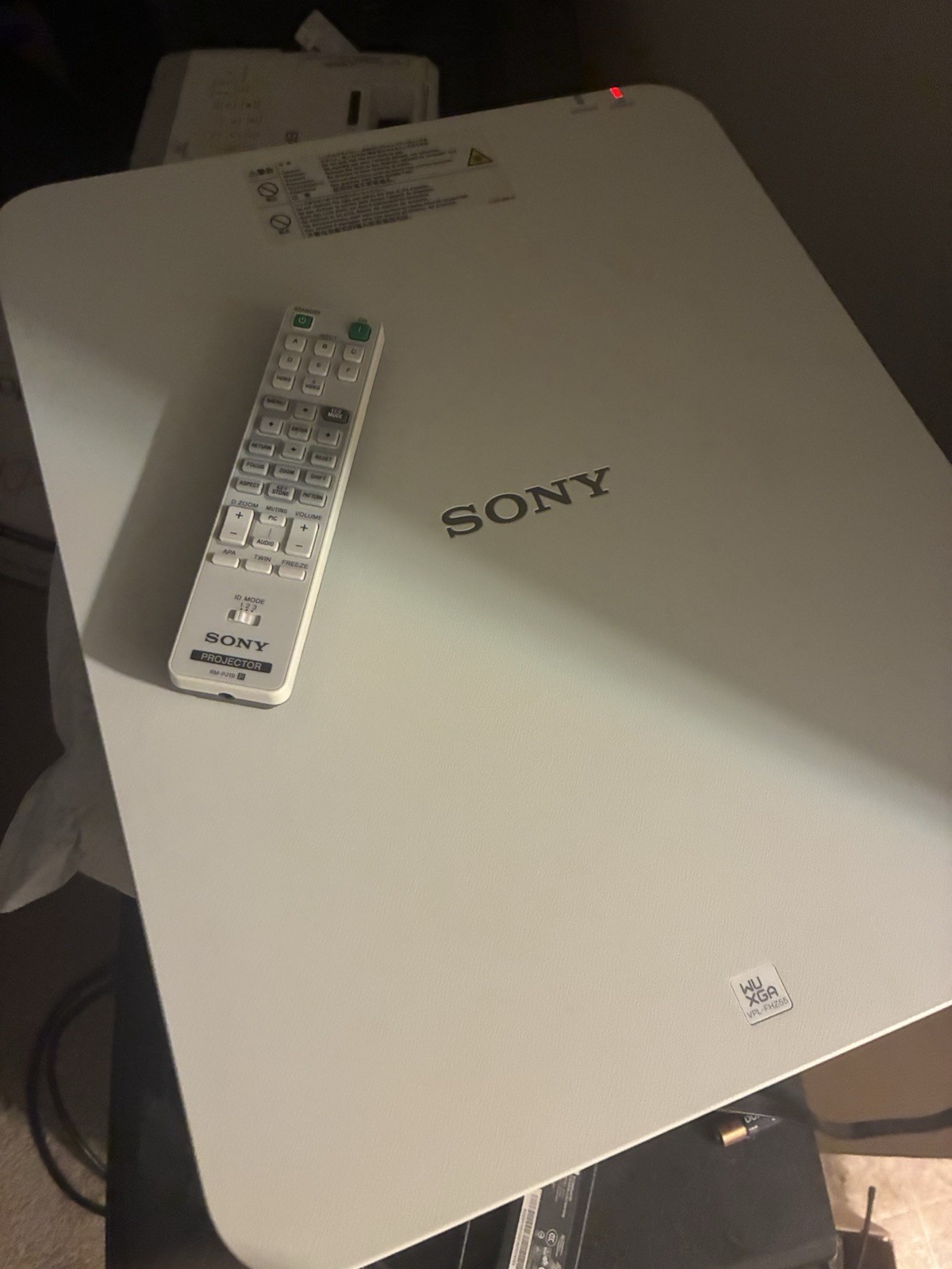 sony vpl-fhz55 projector HDMI, as-is WITH REMOTE as-is. PARTS ONLY. OEM BOX