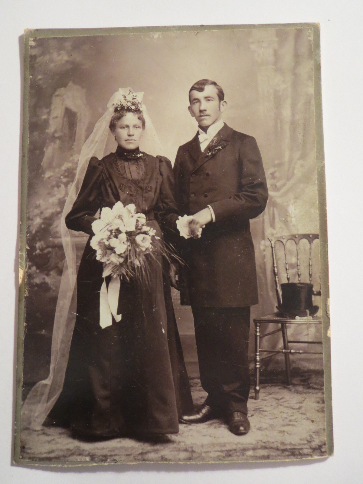 Amberg - Sulzbach - standing couple - man & woman - wedding - portrait / cab