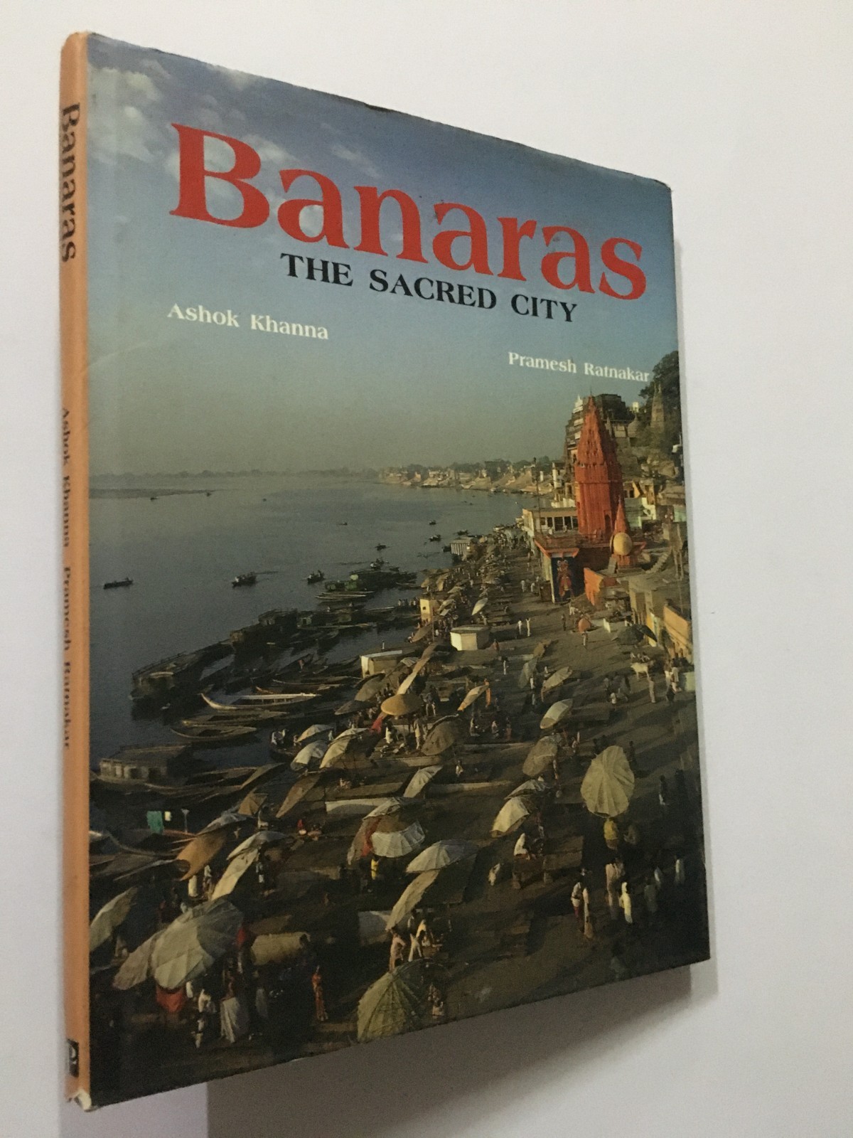 Khanna, Ashok: Banaras. The Sacred City. Lustre Press. 1988. New Delhi. 55p. hb