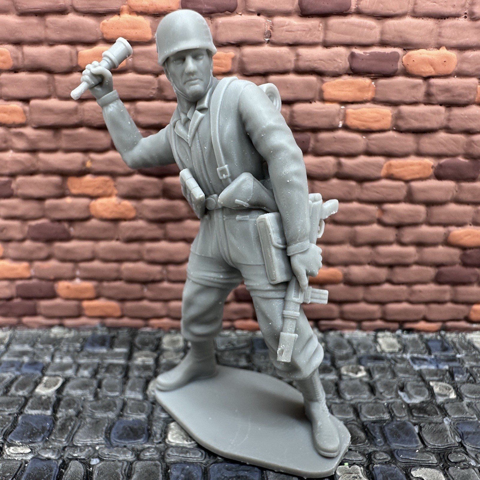 World War 2 German PARATROOPER Throwing Grenade WW2 Toy Soldier 3D Resin 1/32