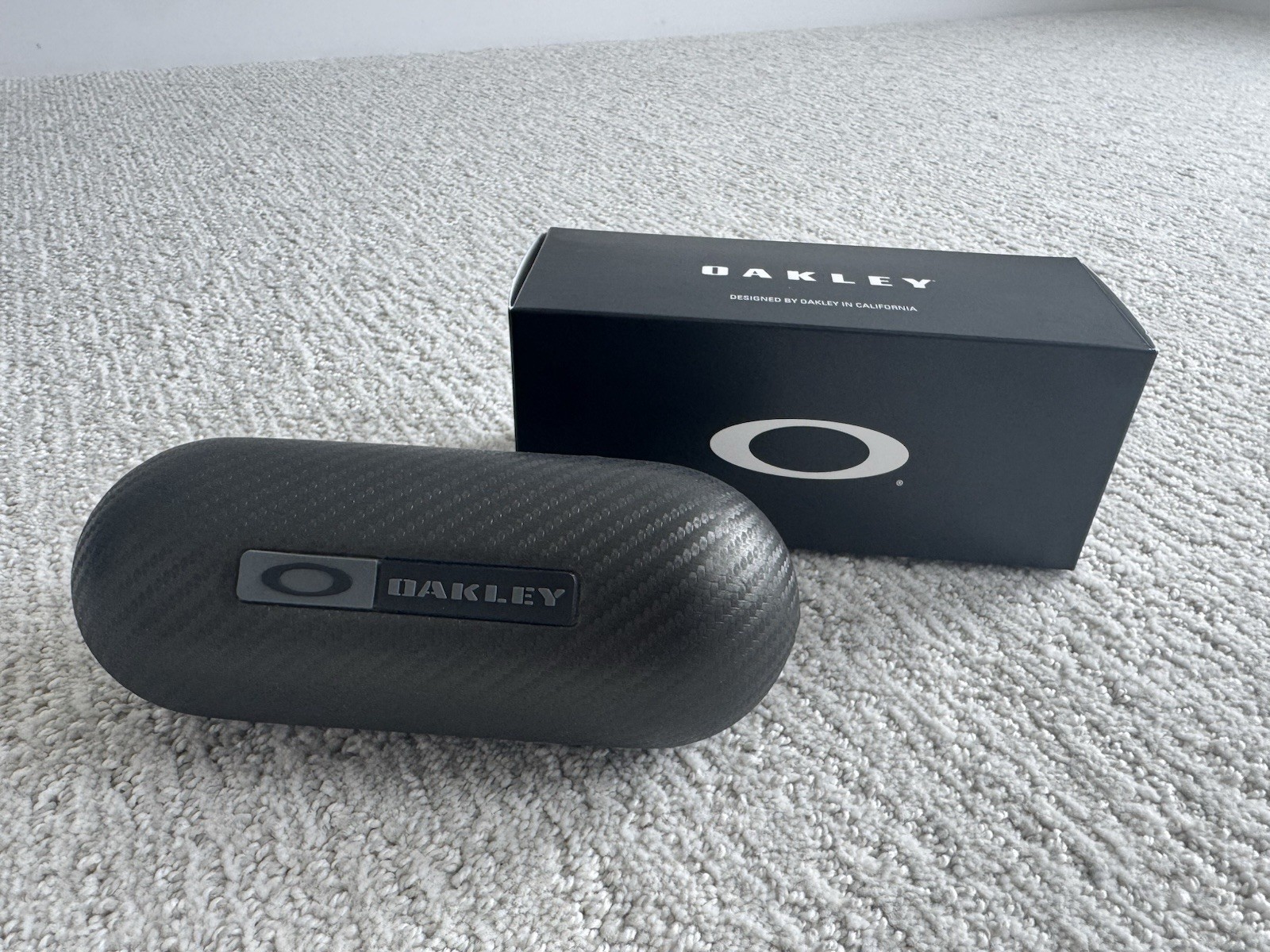 Glasses Box-Oakley Carbon Fiber Case 07-257 Large Metal Vault Sunglasses Torpedo