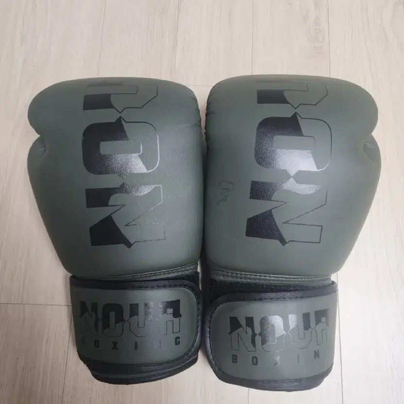 NOVA 12oz Boxing Gloves - Pre-Owned