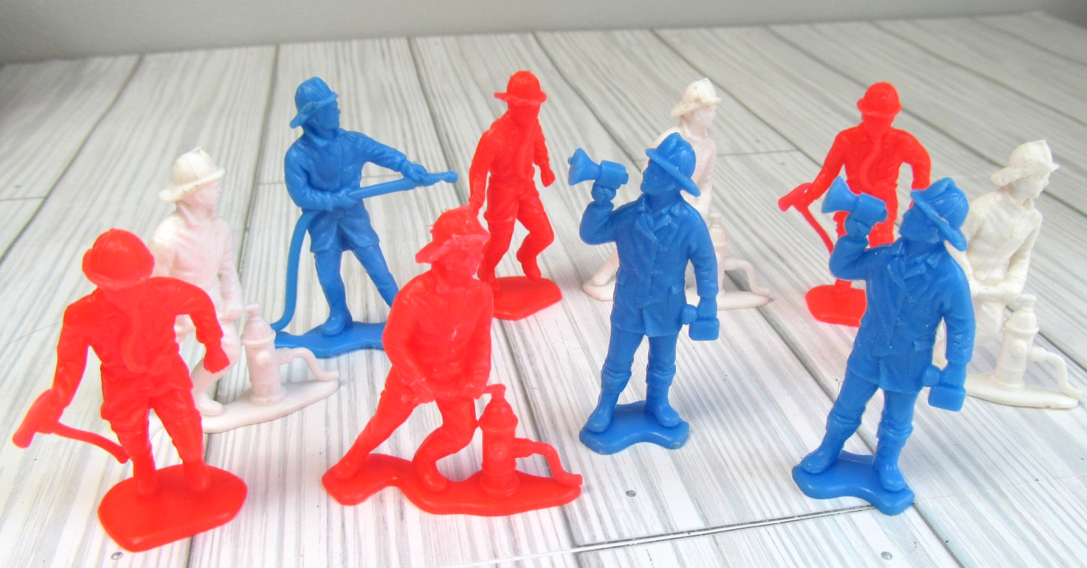 10 Vtg Fireman Firefighter Plastic Figures Blue  White Red 2.5" Flat Bottom S1