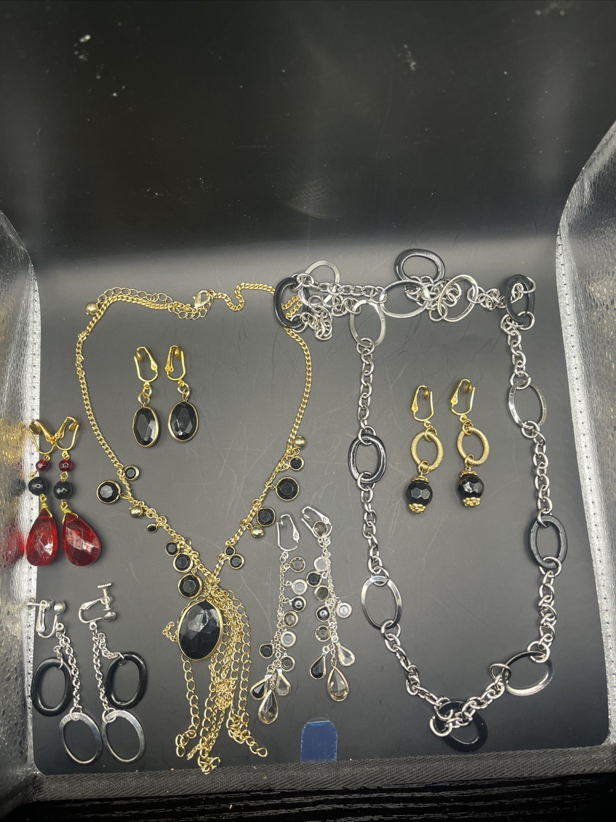 Lot Of Women’s Costume Jewelry 2 Necklaces And 5 Pairs Of Earrings