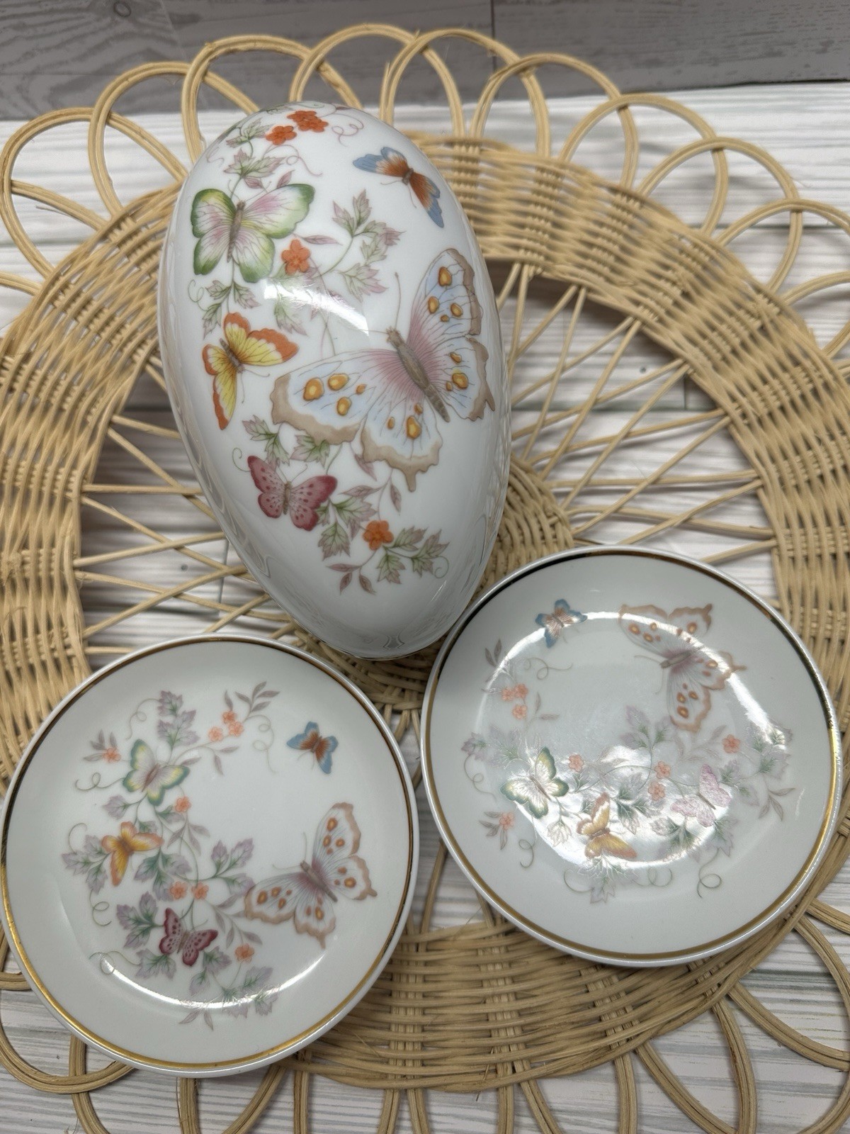 1979 SET 2 VTG AVON BUTTERFLY TRINKET TRAYS PLATES & EGG BOX  22 K Gold Trim