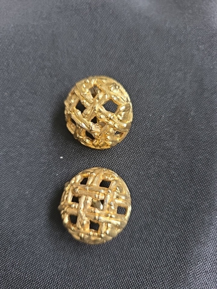 Vintage MONET Signed Gold Tone Clip 1 1/4" Earrings   (Q)