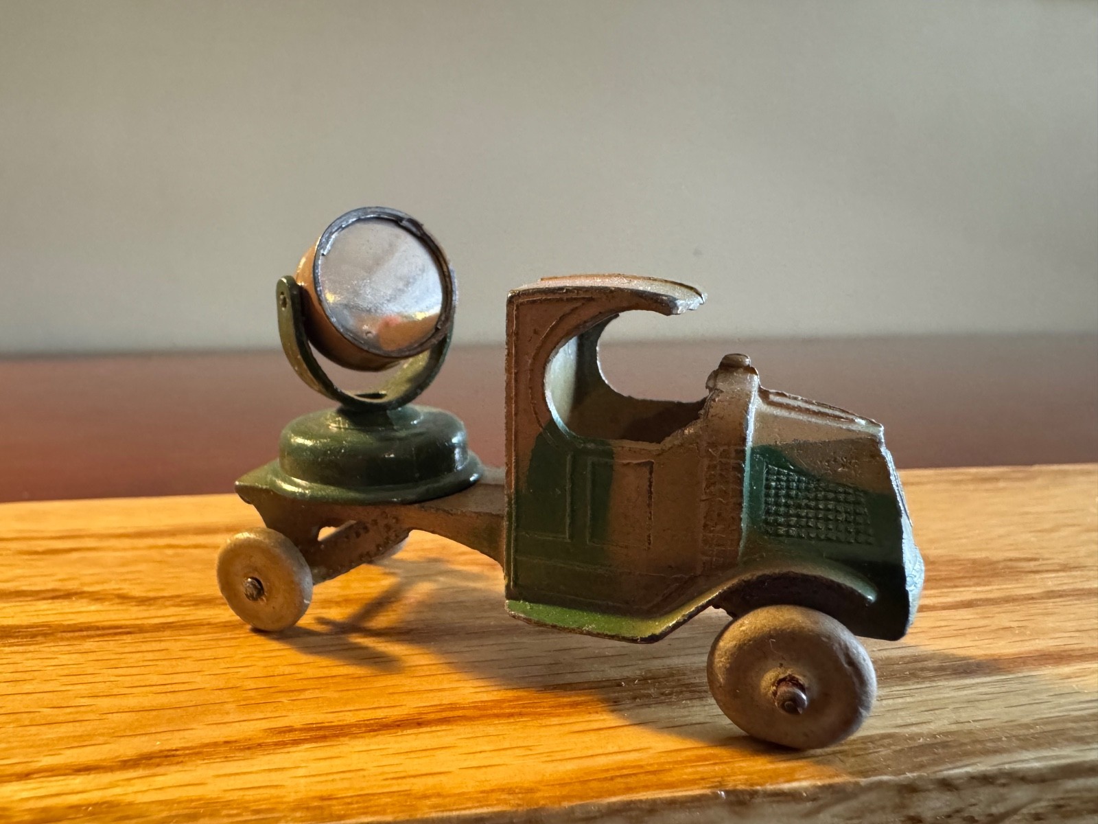 Vintage Tootsie Toy 4644 Mack Searchlight Truck, Light Swivels & Tilts RARE MINT