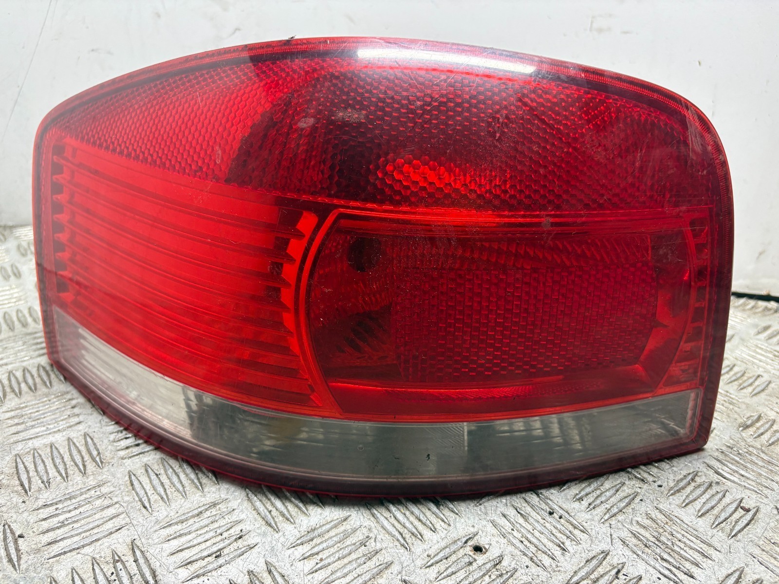 2003-2007 AUDI A3  REAR LEFT HAND SIDE LIGHT 3 DOOR  8P0945095A