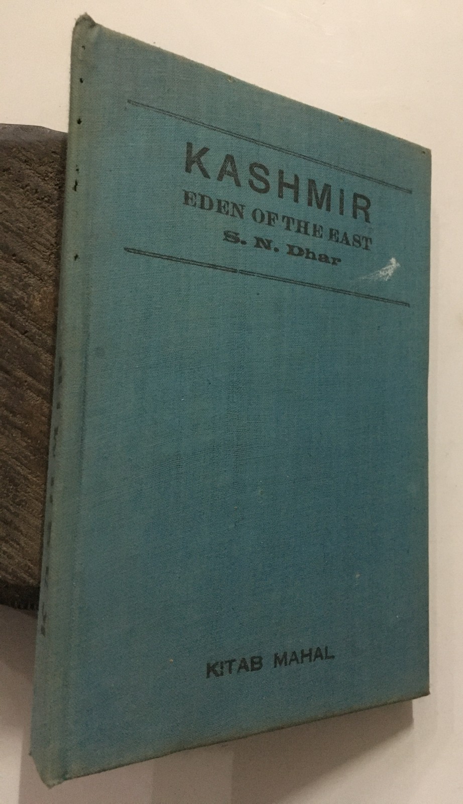 Dhar, Som Nath: Kashmir. Eden Of The East. 1945. Allahabad. 139p. hb
