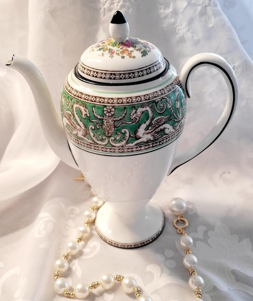 HTF Vintage Wedgewood Emerald  Coffee Pot Fruit Center Bone China Eng. Pristine