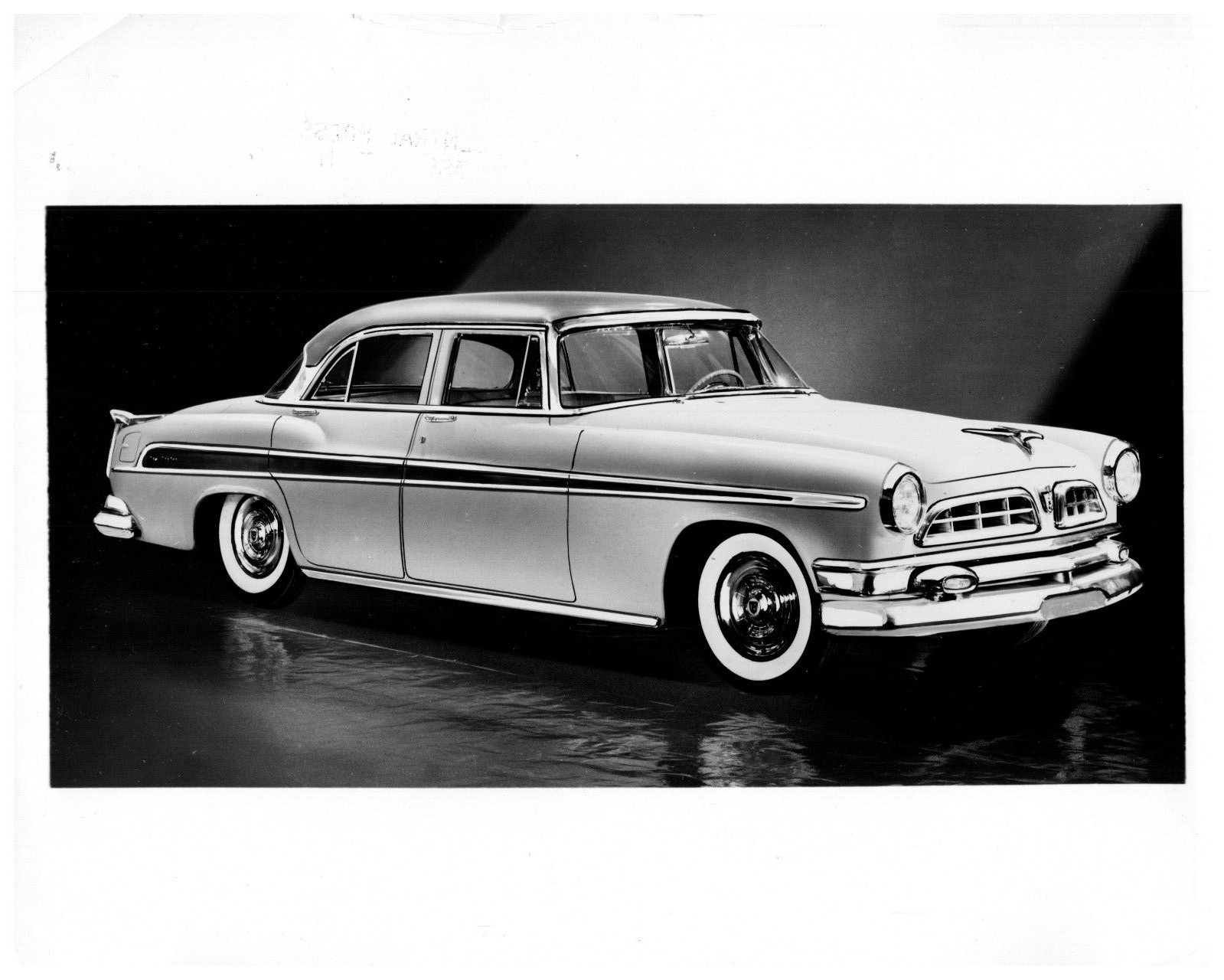 LOOKS LIKE A 1955 CHRYSLER NEW YORKER FOUR DOOR CAR PRESS RELEASE 8 X 10 PHOTO