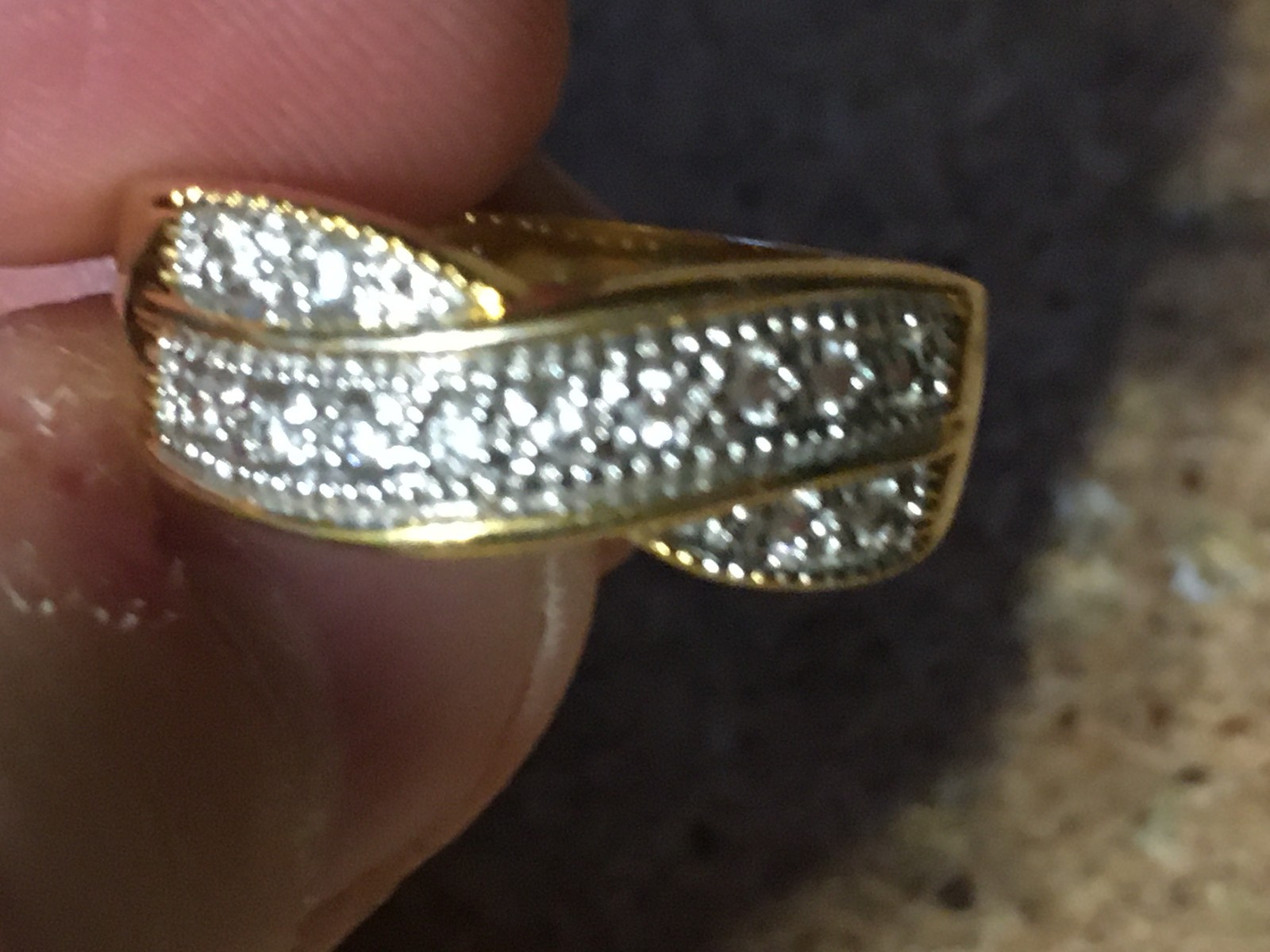 VINTAGE GOLD TONE RHINESTONE CRISS CROSS RING SIZE 8 / WRONGWAY052