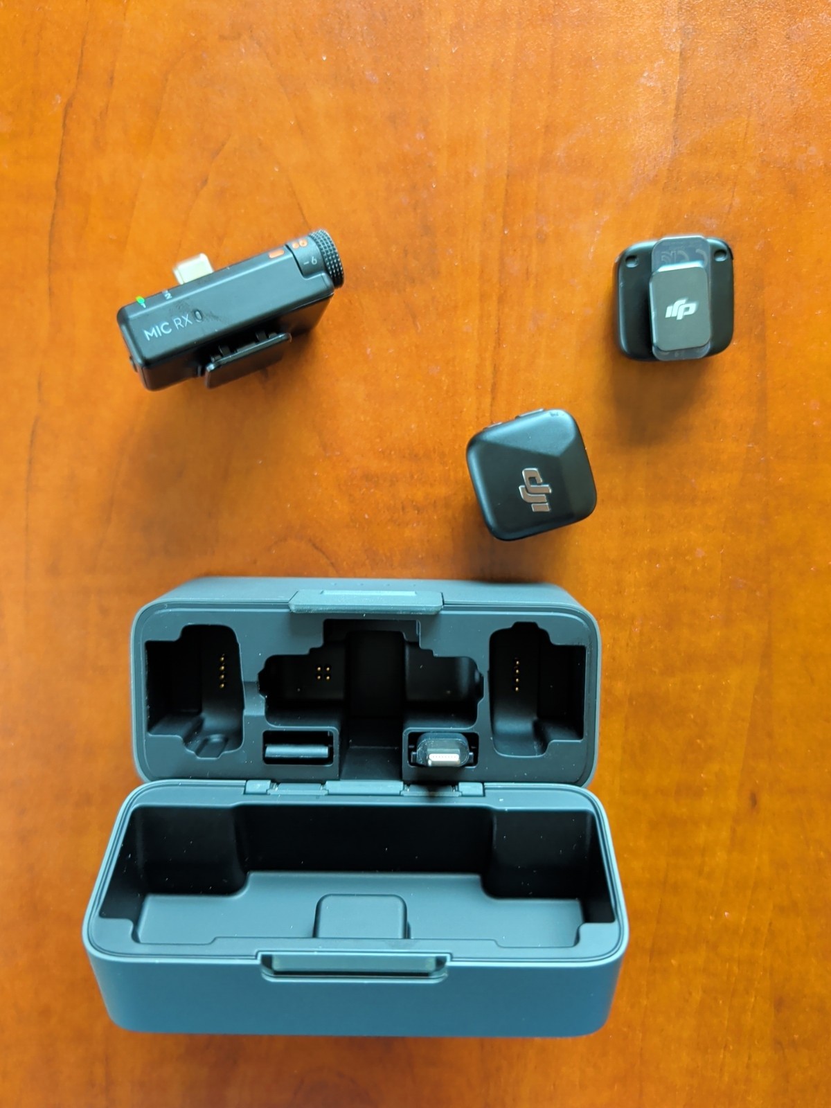 DJI Mic (2TX+1RX+Charging Case)Microphone 250m (820 ft.) Range15-Hour Battery