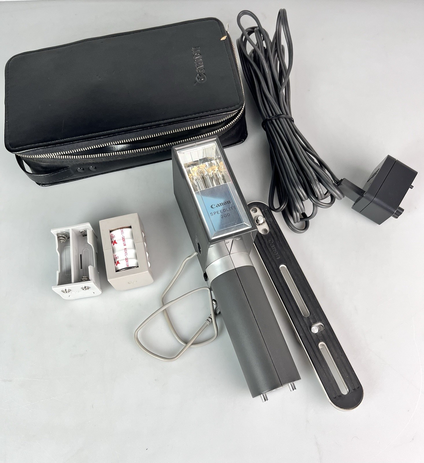 Canon Speedlite 200 With Case In Original Box Bundle Read Description