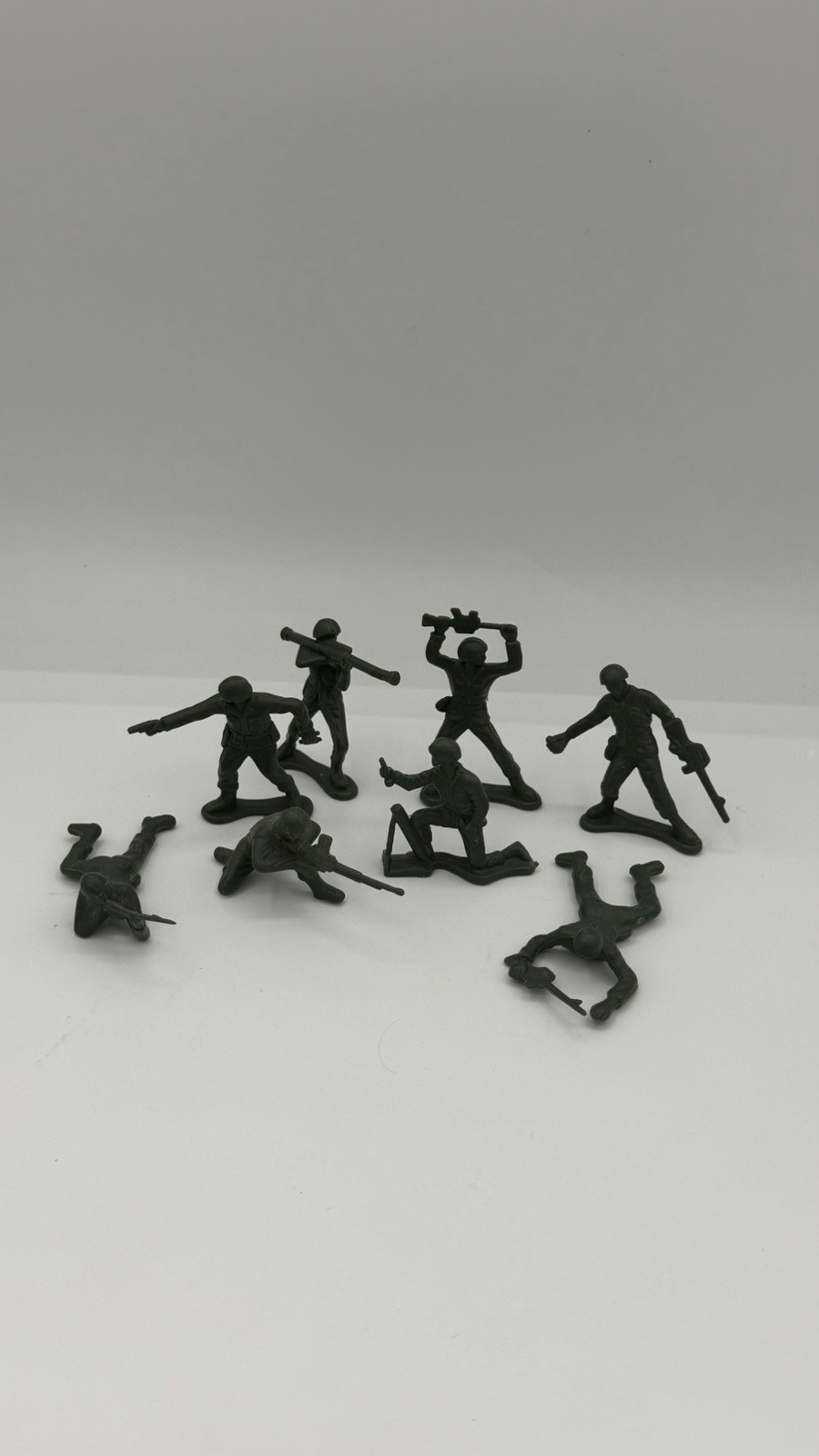 Vintage Lot of 26 VINTAGE 2.5” Plastic Green U.S. Army Men Soldiers