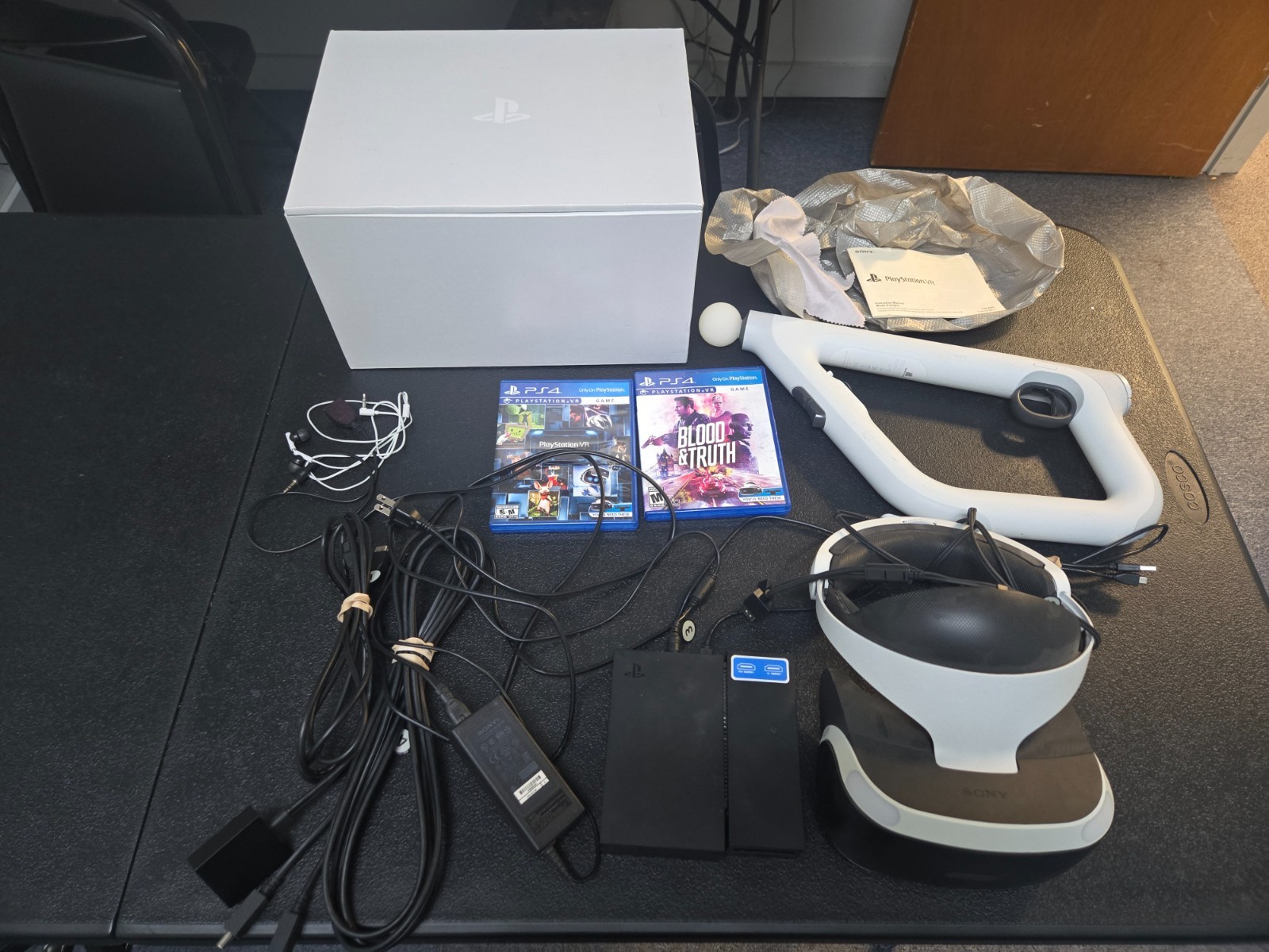 PLAYSTATION 4 PS4 VR BUNDLE HEADSET AIM CONTROLLER AND GAMES