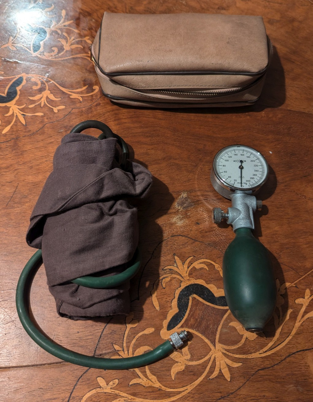 Accoson Sphygmomanometer BP Pressure Monitor Case Vintage Medical Portable