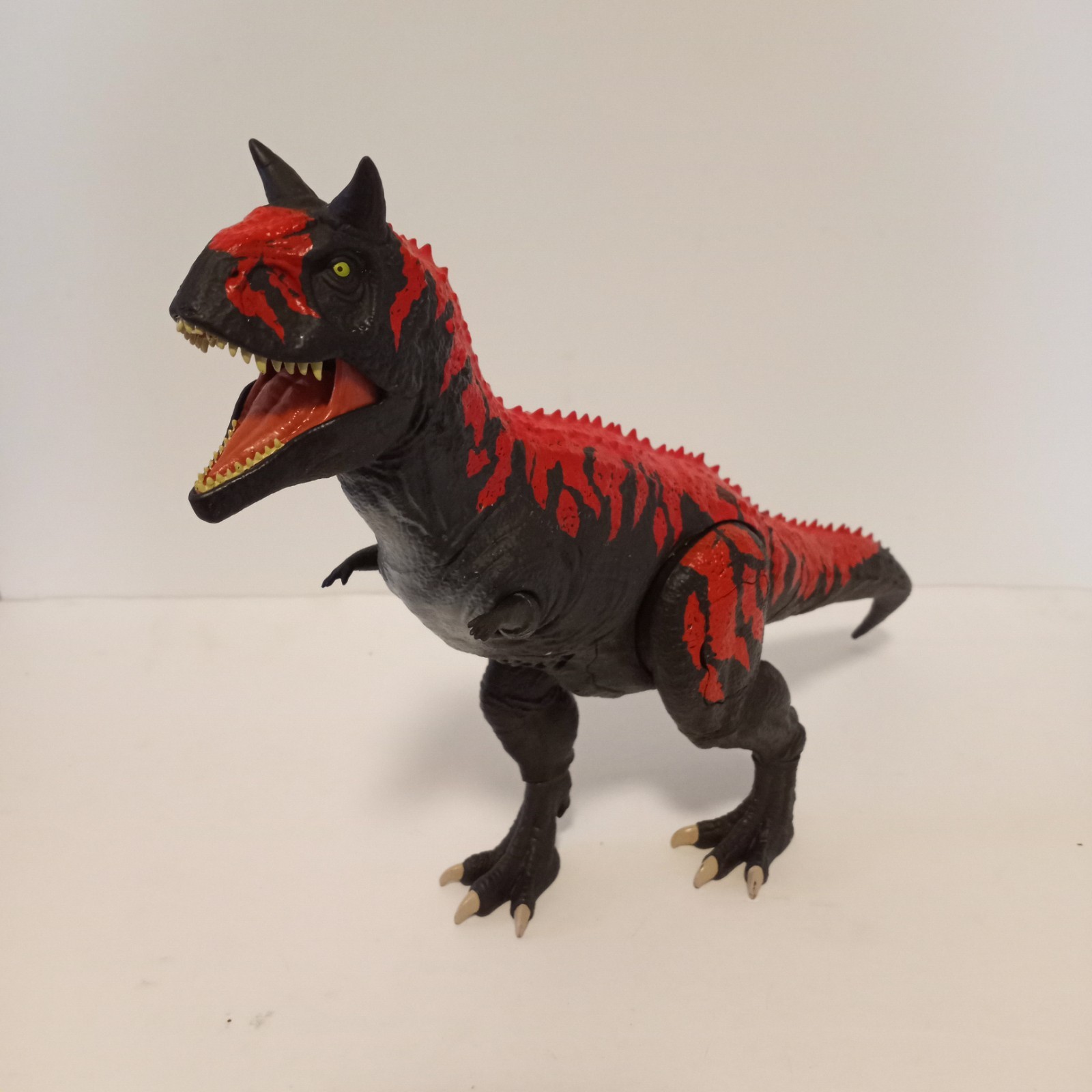 Jurassic World Legacy Collection  Roarin' Real Feel Carnotaurus dinosaur model