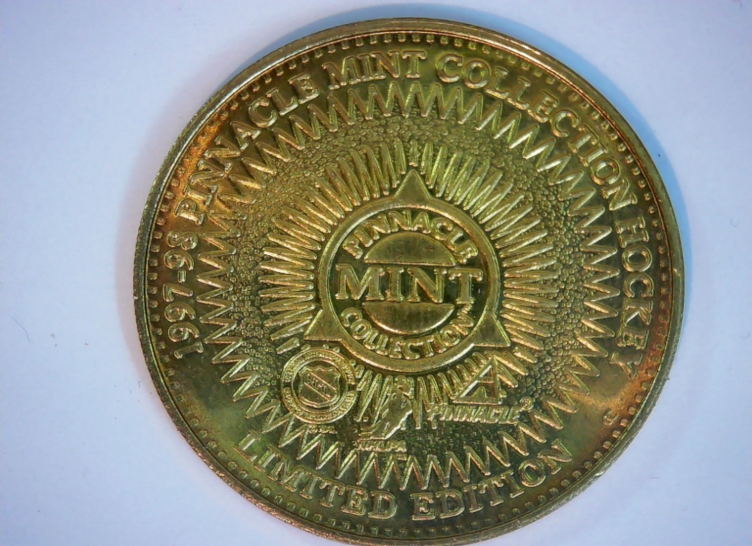 USA 1998 Pinnacle Mint Collection / Red Wings Steve Yzerman limited edition toke