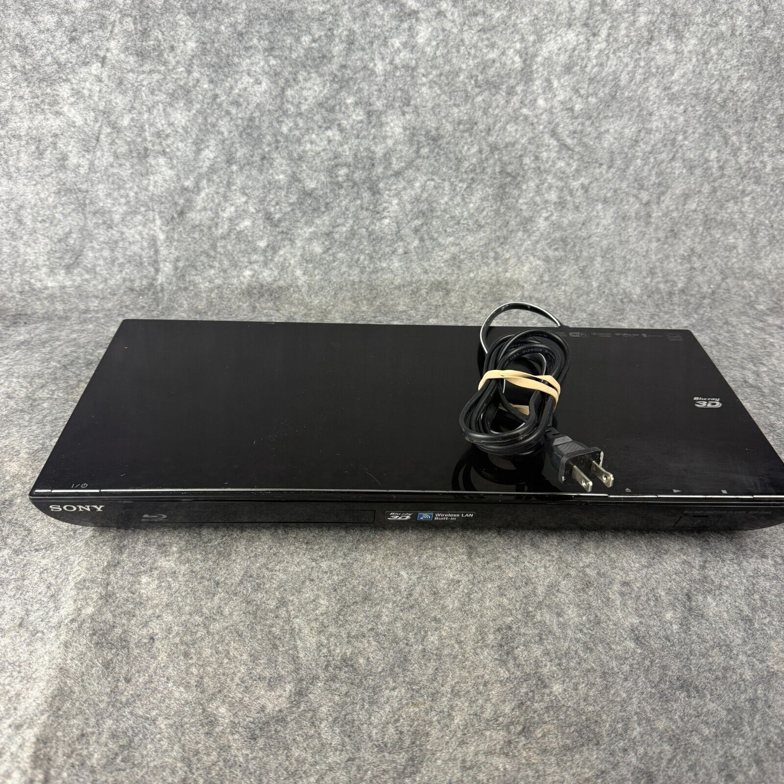 Sony 3D Blu-Ray / DVD Player 1080p HD Wi-Fi Dolby BDP-S590 with HDMI cable