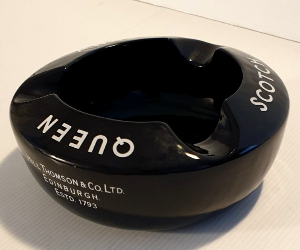 QUEEN ANNE SCOTCH WHISKY Ceramic 15 cm Ashtray Vintage 1970s by Wade in England.