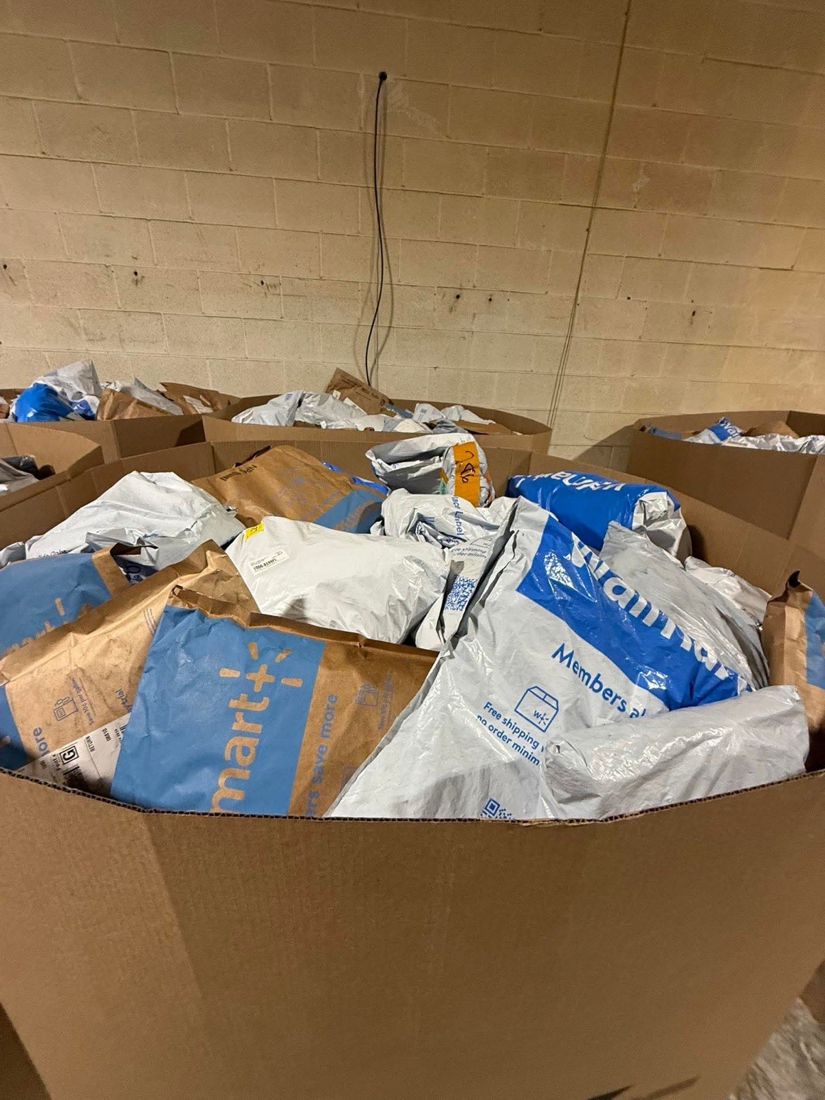 Mystery Box: Overstock, Returned Mail, Unclaimed 10 pieces per mystery box 