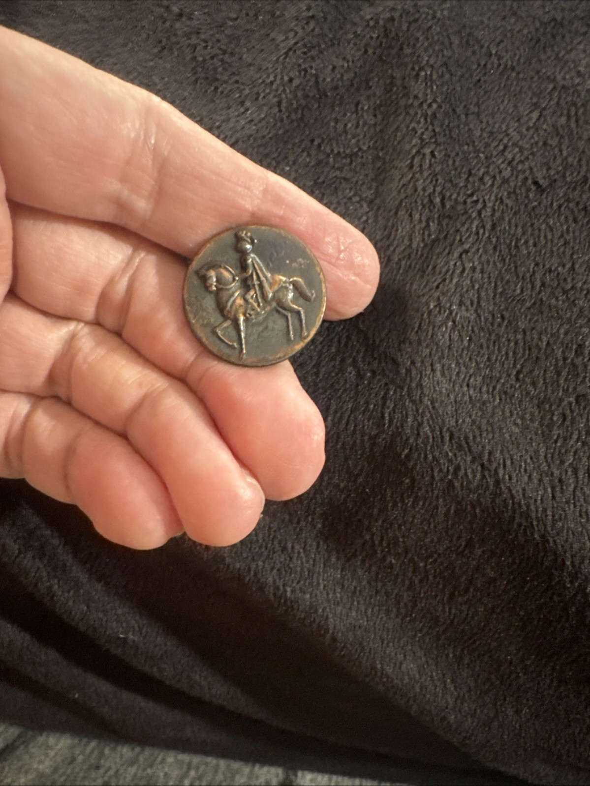 VINTAGE ROMAN SOLDIER HORSE CUFF LINK