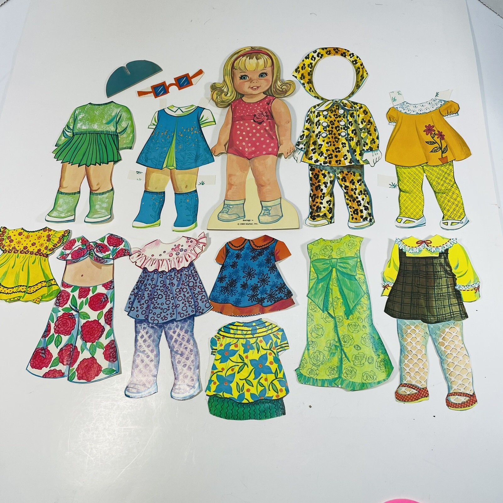 VINTAGE 1969 SWINGY PAPER DOLL with 11 Outfits Cloths RARE
