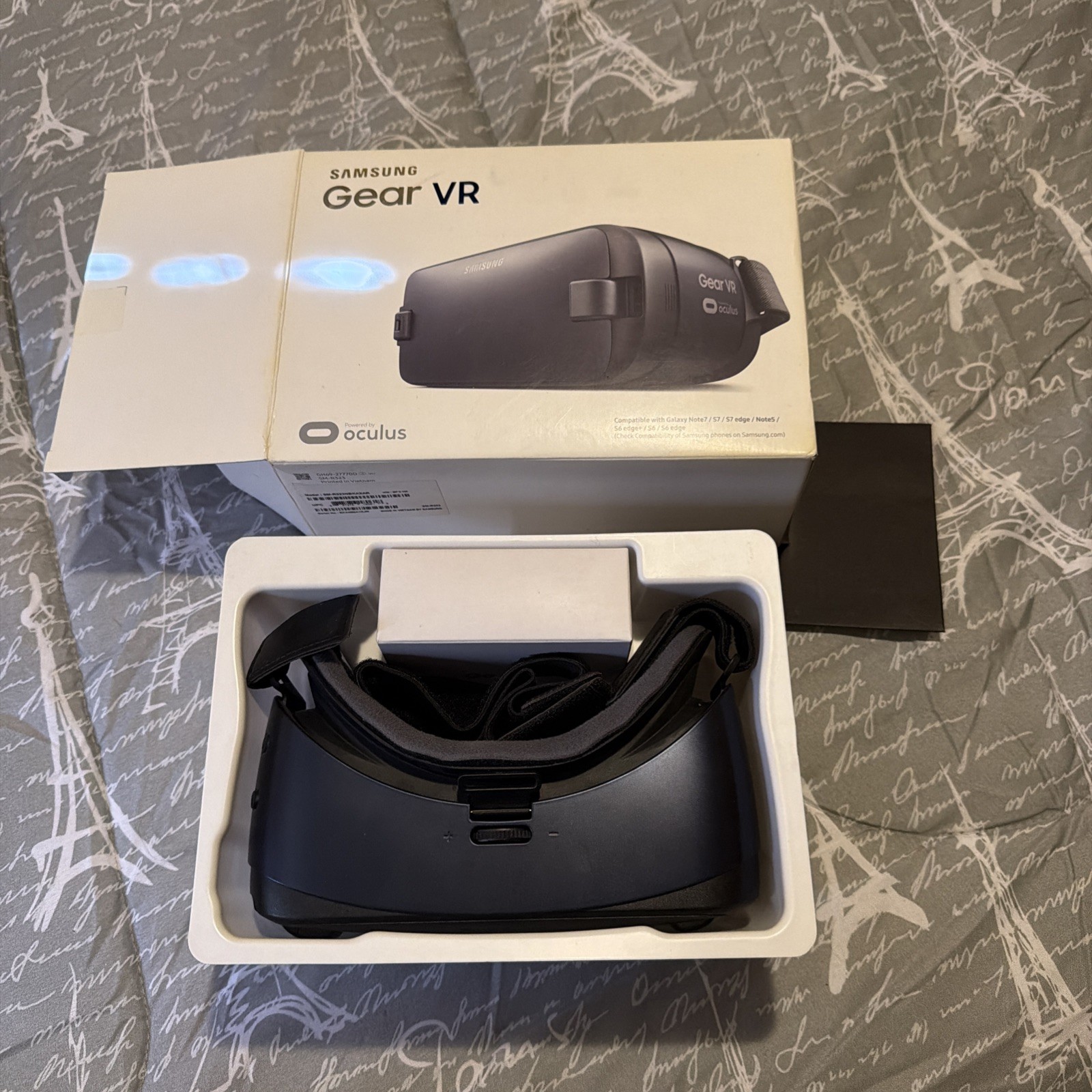Samsung Gear VR Powered by Oculus - slightly used with box and accessories 