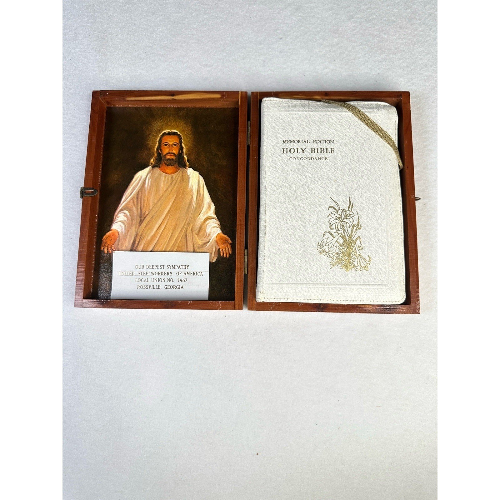 Vintage Cedar Wood Holy Bible Memorial Edition Concordance Jesus Image