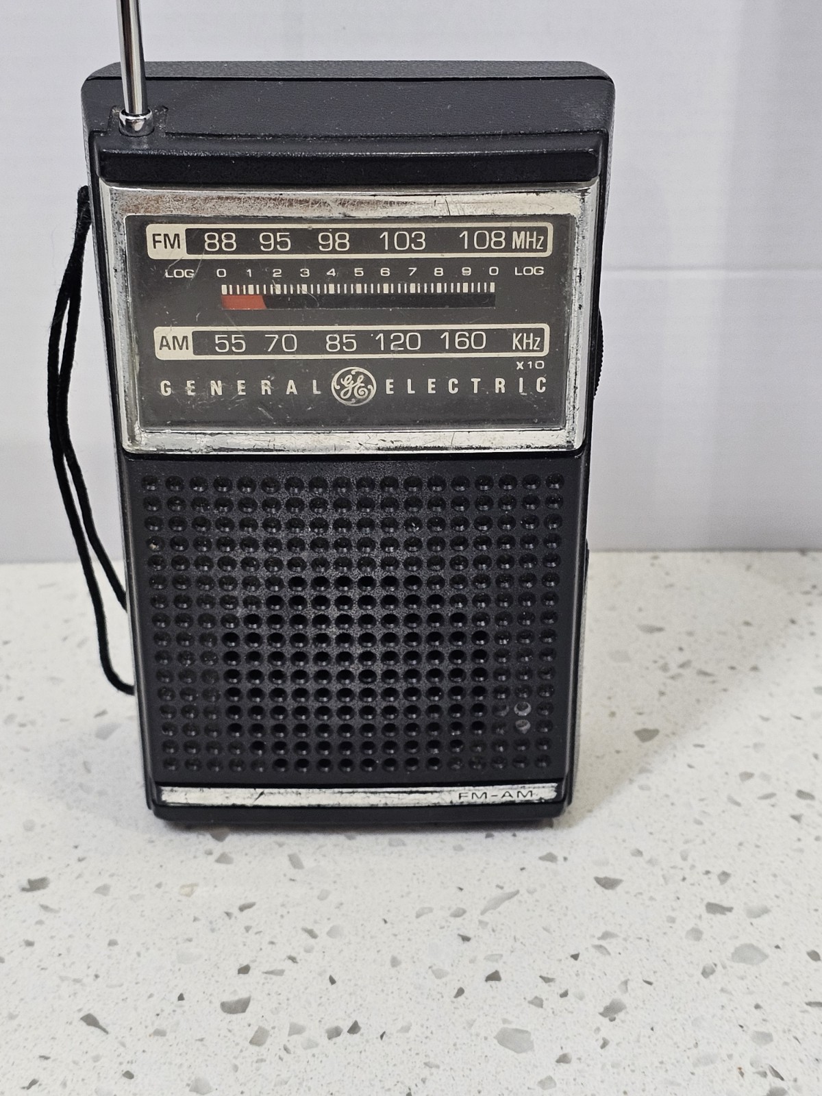 Vintage Gereral Electric GE Model 7-2500B AM/FM Transistor Radio Works Great